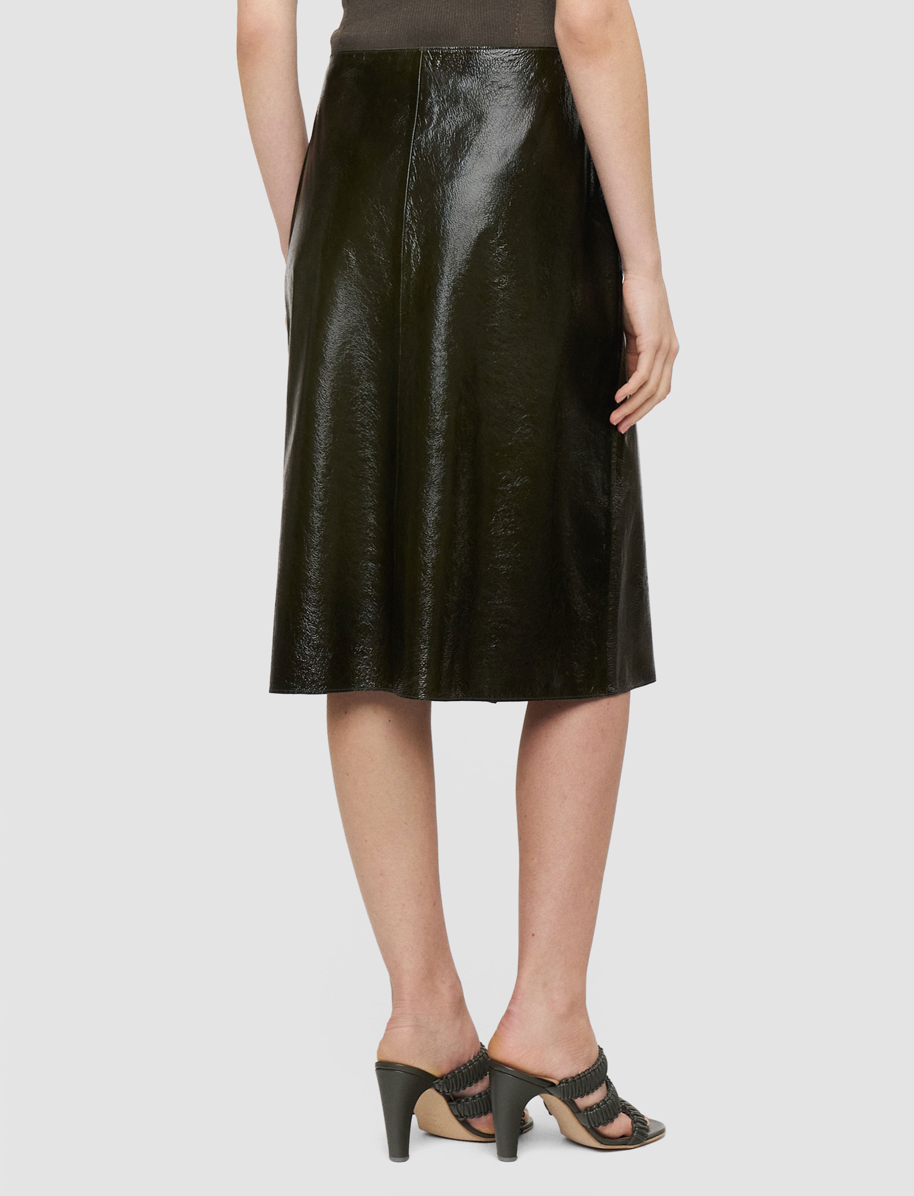 vert-jupe-baha-en-cuir-verni-texture-JOSEPH