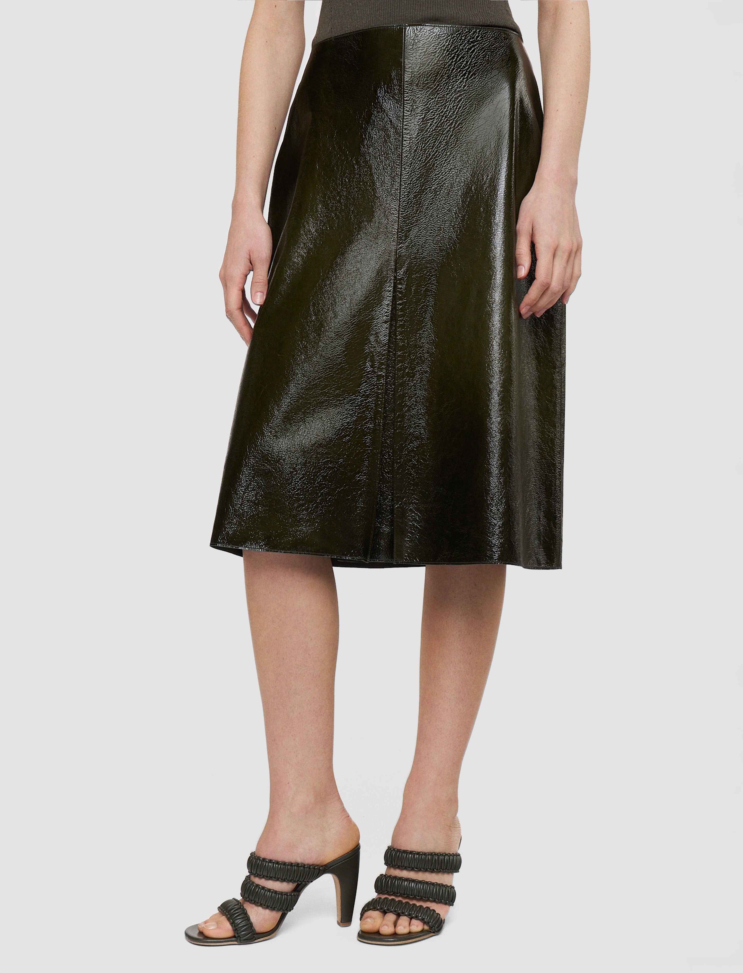 vert-jupe-baha-en-cuir-verni-texture-JOSEPH