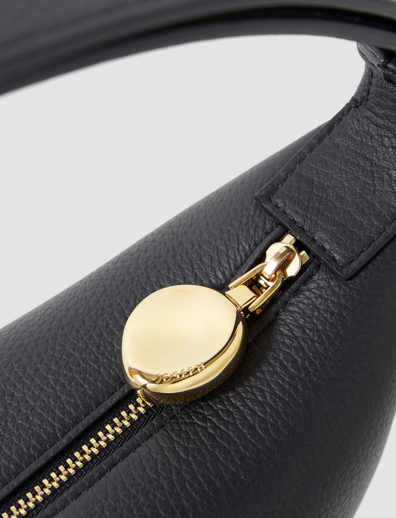 noir-sac-bean-en-cuir-JOSEPH