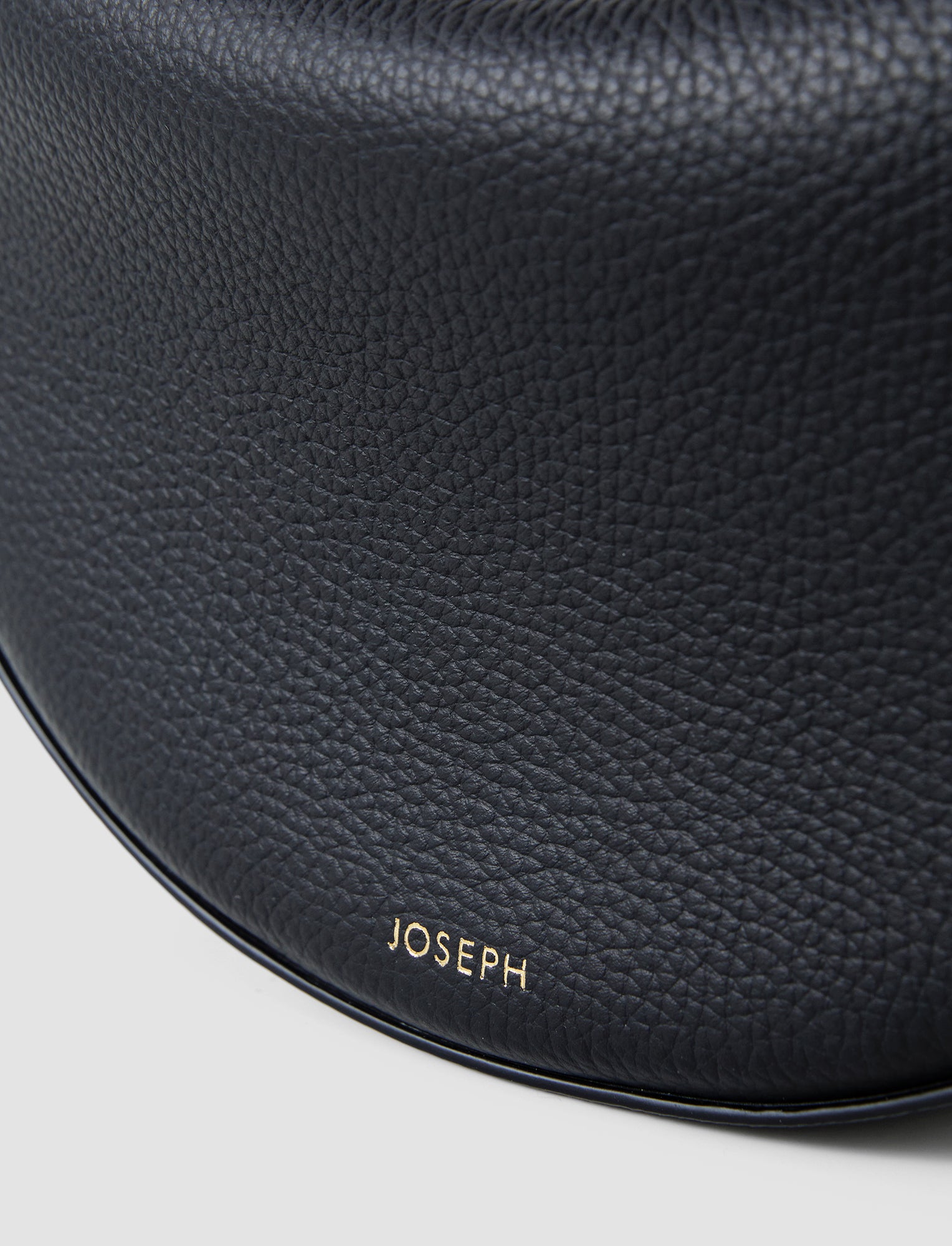 noir-sac-bean-en-cuir-JOSEPH