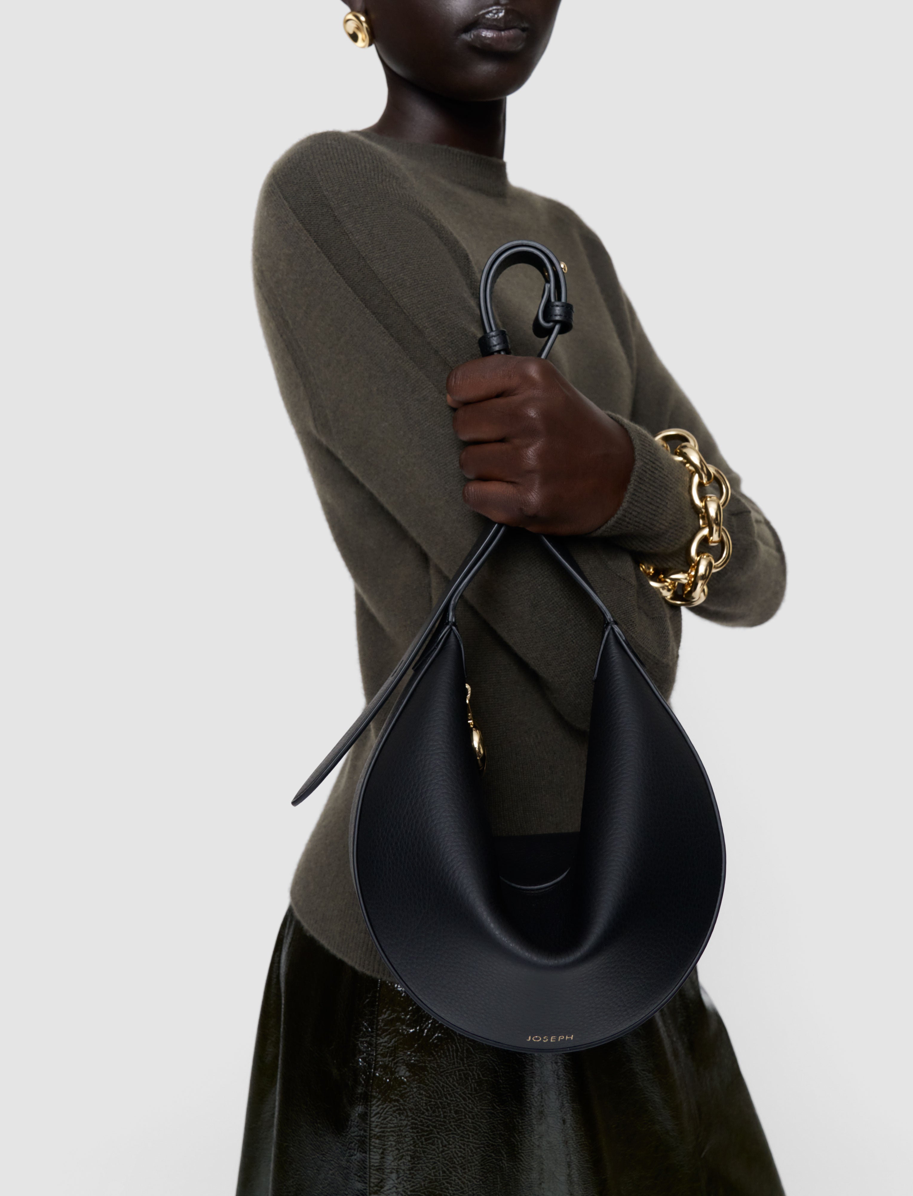noir-sac-bean-en-cuir-JOSEPH