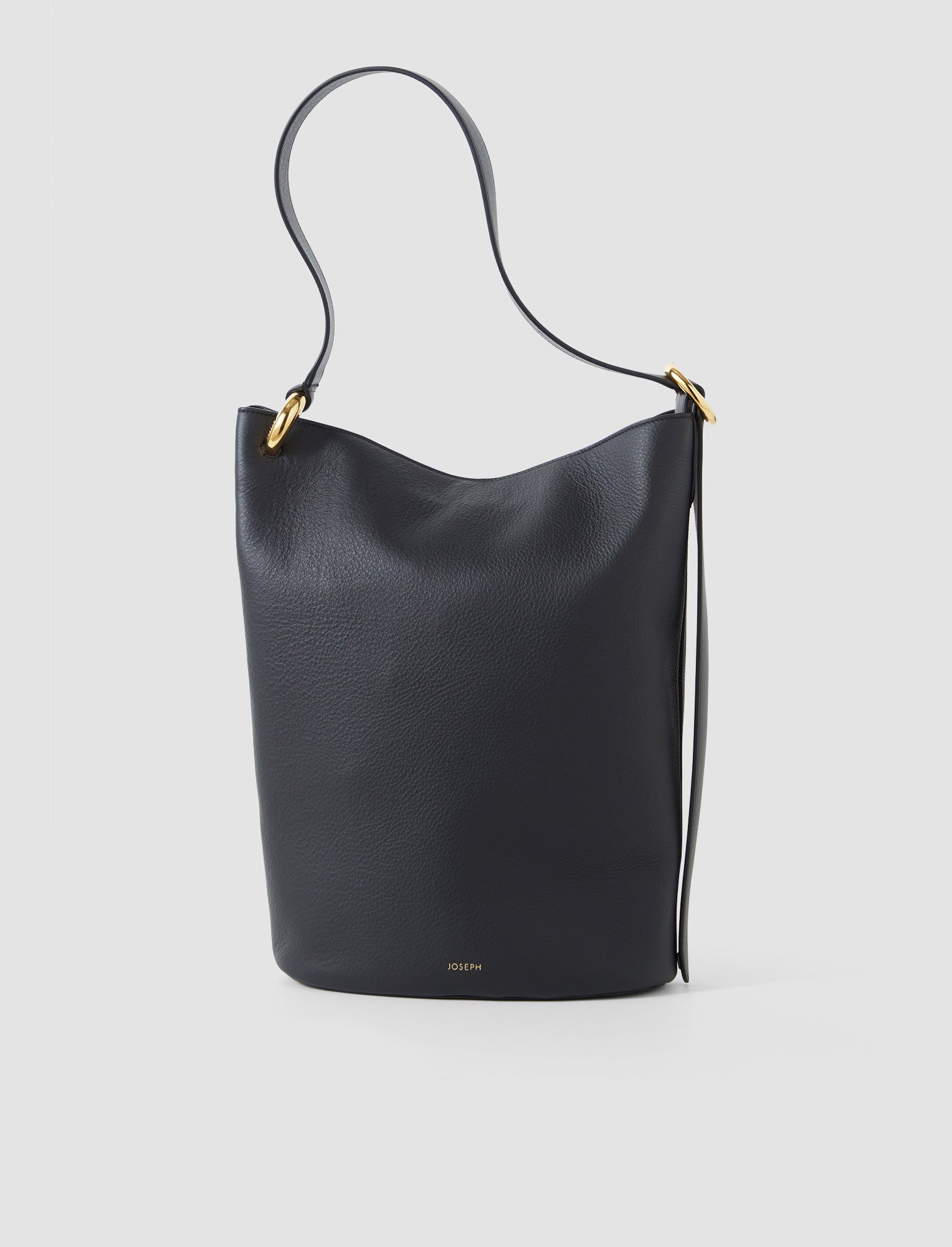 noir-sac-en-cuir-bucket-JOSEPH