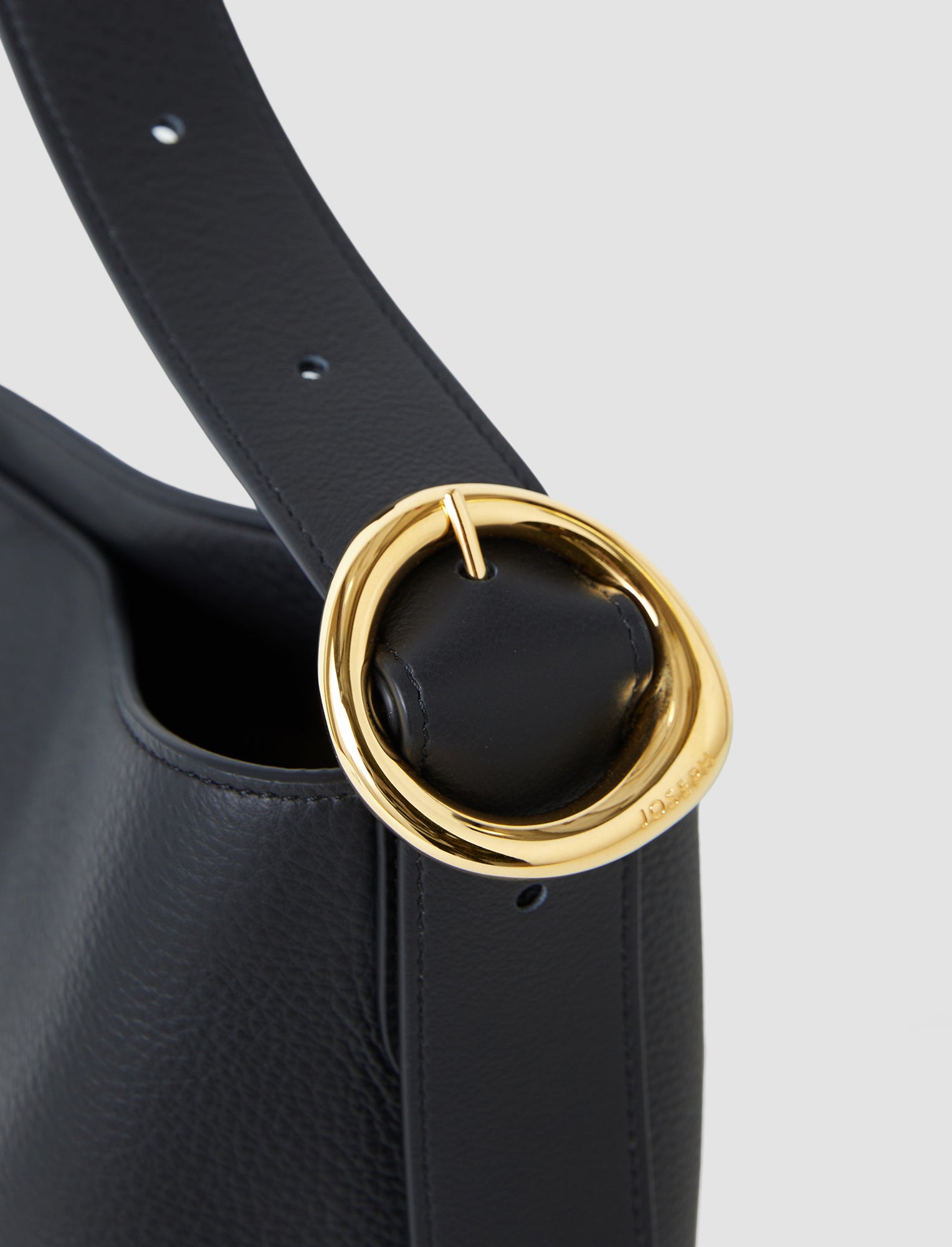 noir-sac-en-cuir-bucket-JOSEPH