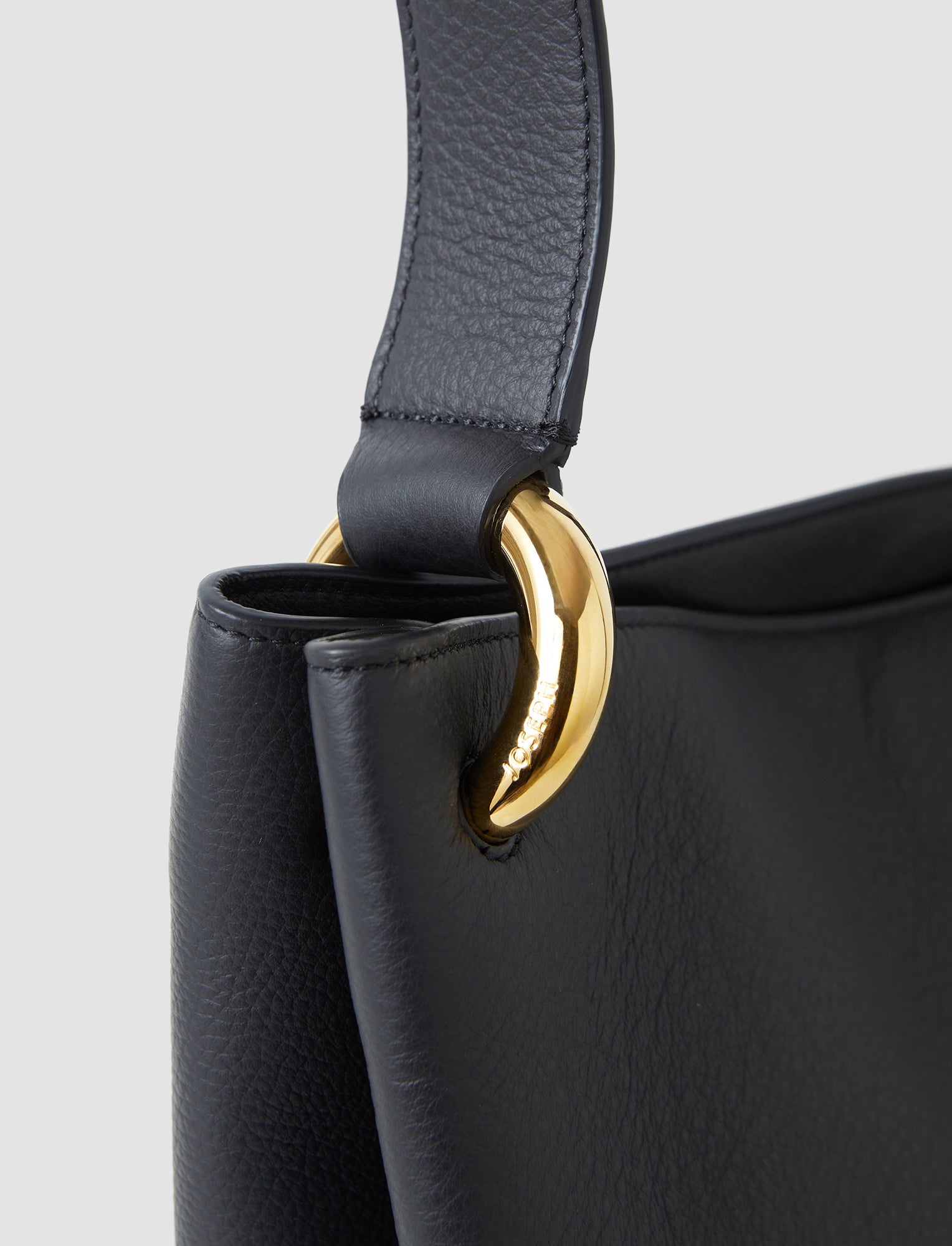 noir-sac-en-cuir-bucket-JOSEPH