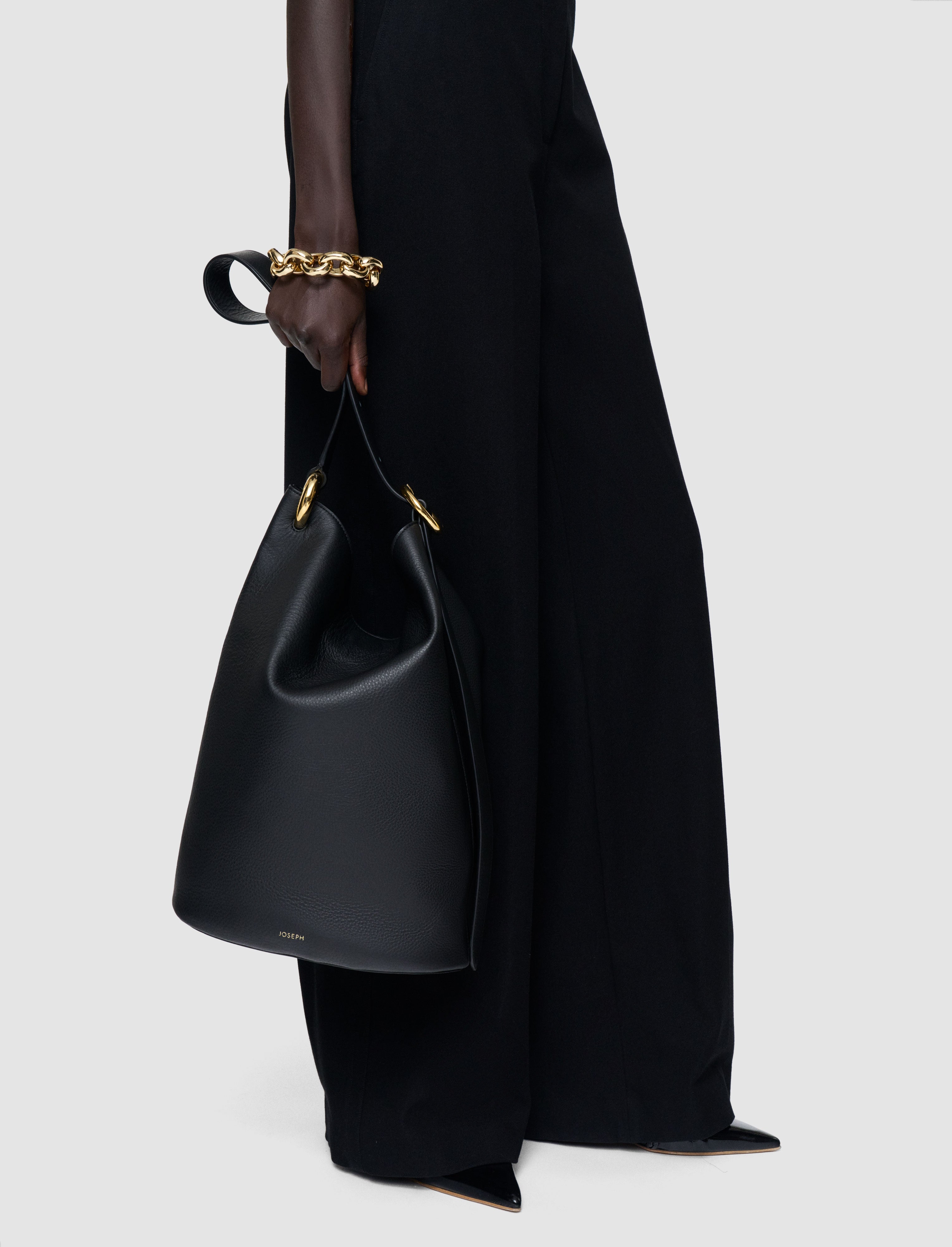 noir-sac-en-cuir-bucket-JOSEPH