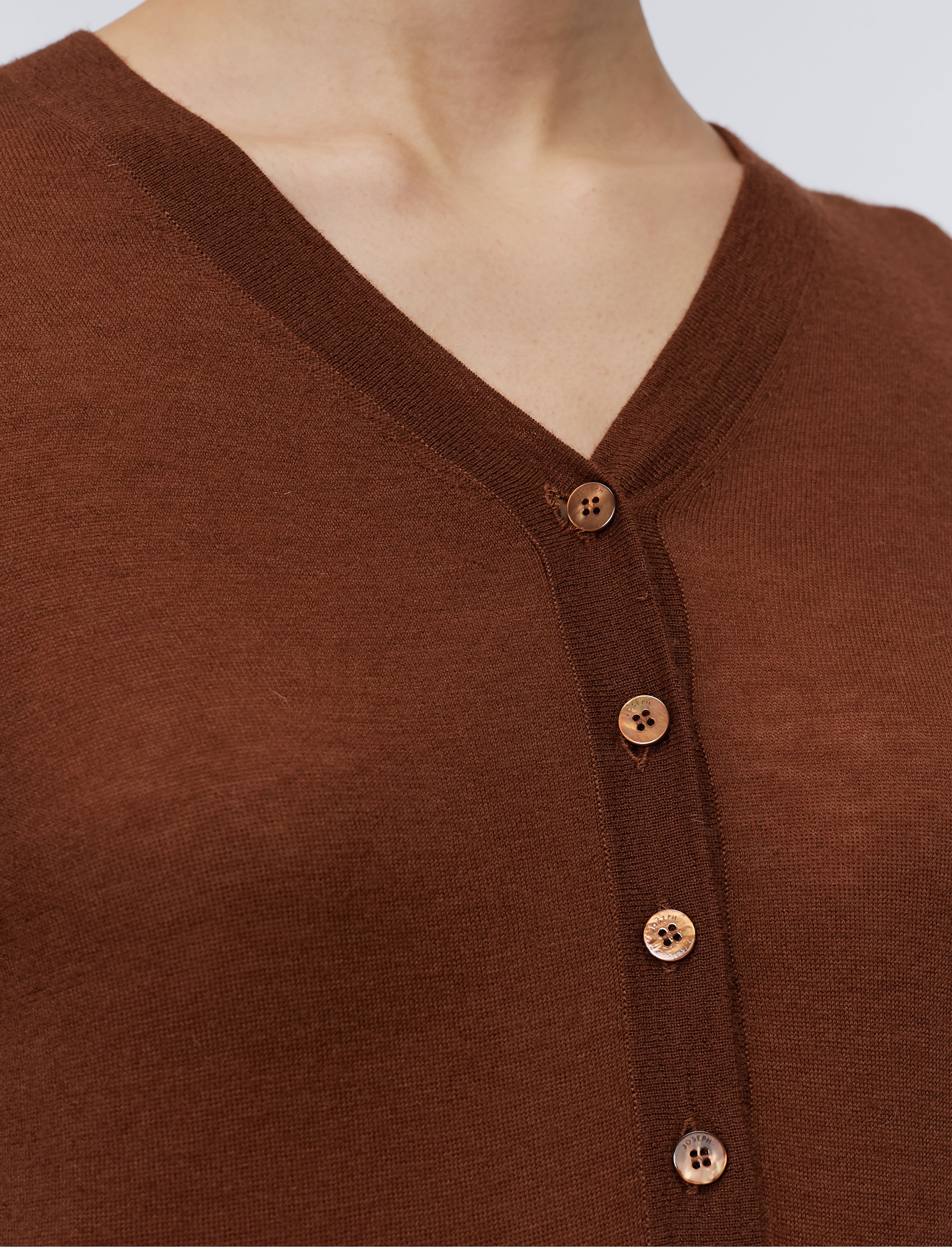 marron-pull-henley-gillies-en-cashair-JOSEPH