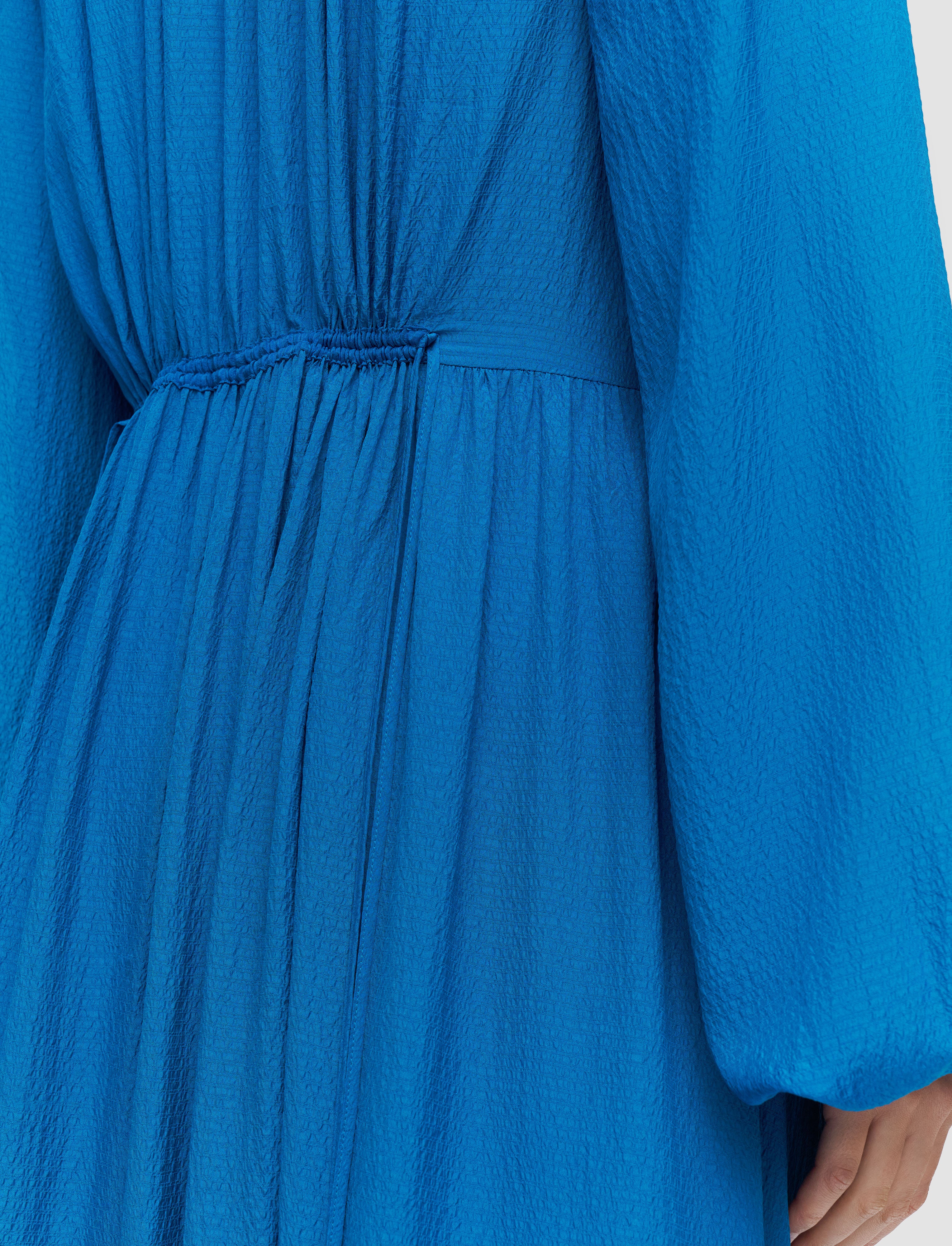 bleu-robe-lotus-en-soie-texturee-JOSEPH