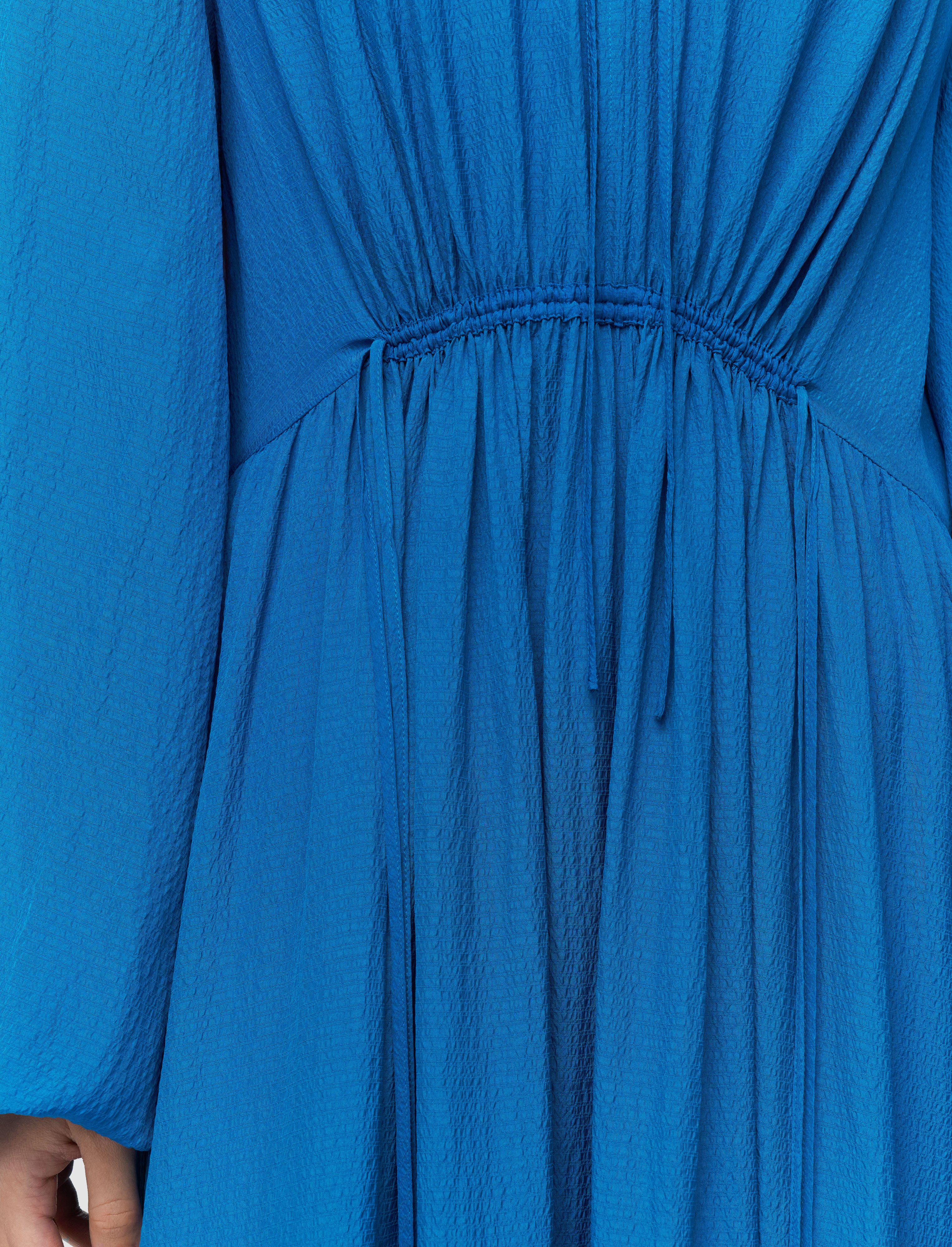 bleu-robe-lotus-en-soie-texturee-JOSEPH