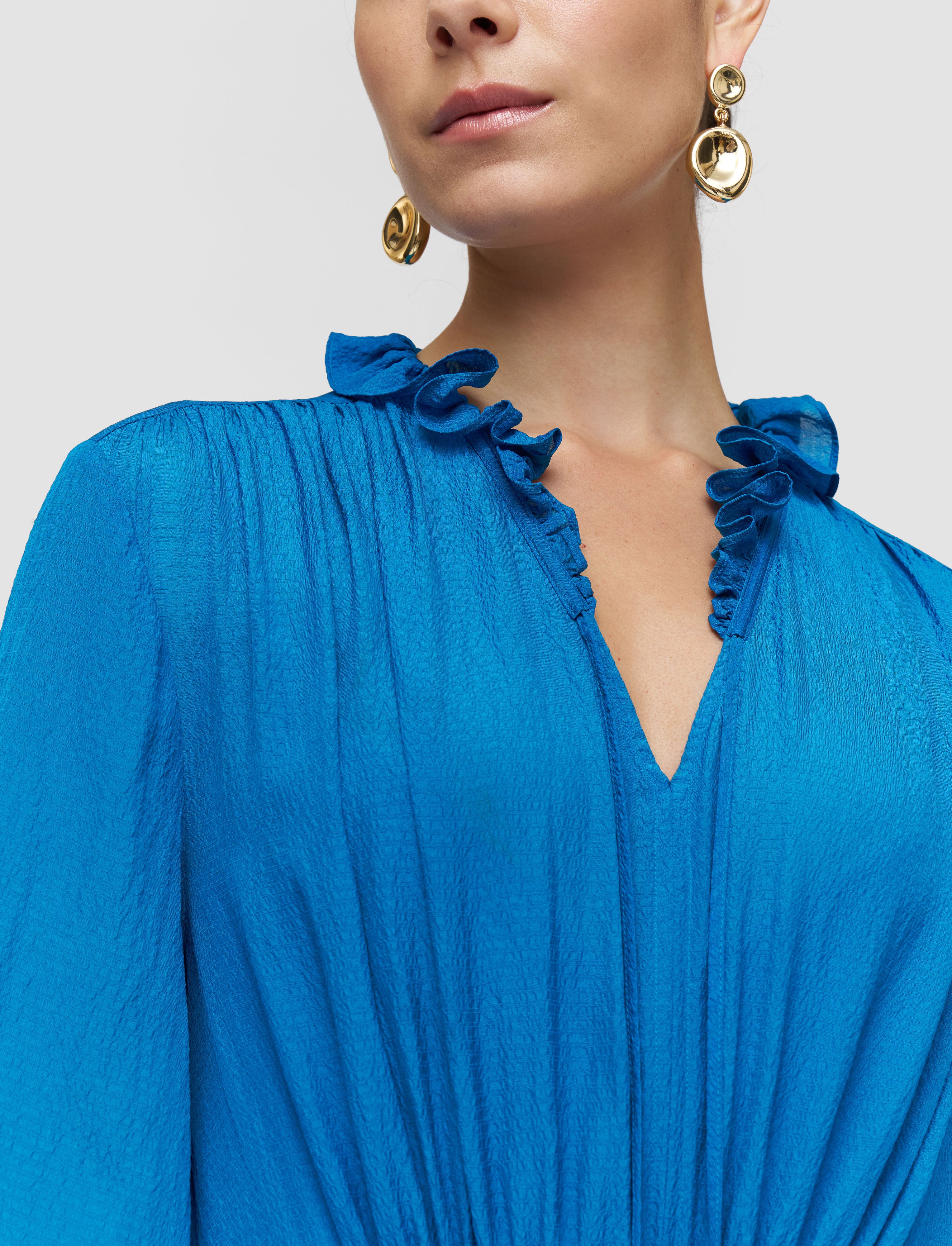 bleu-robe-lotus-en-soie-texturee-JOSEPH