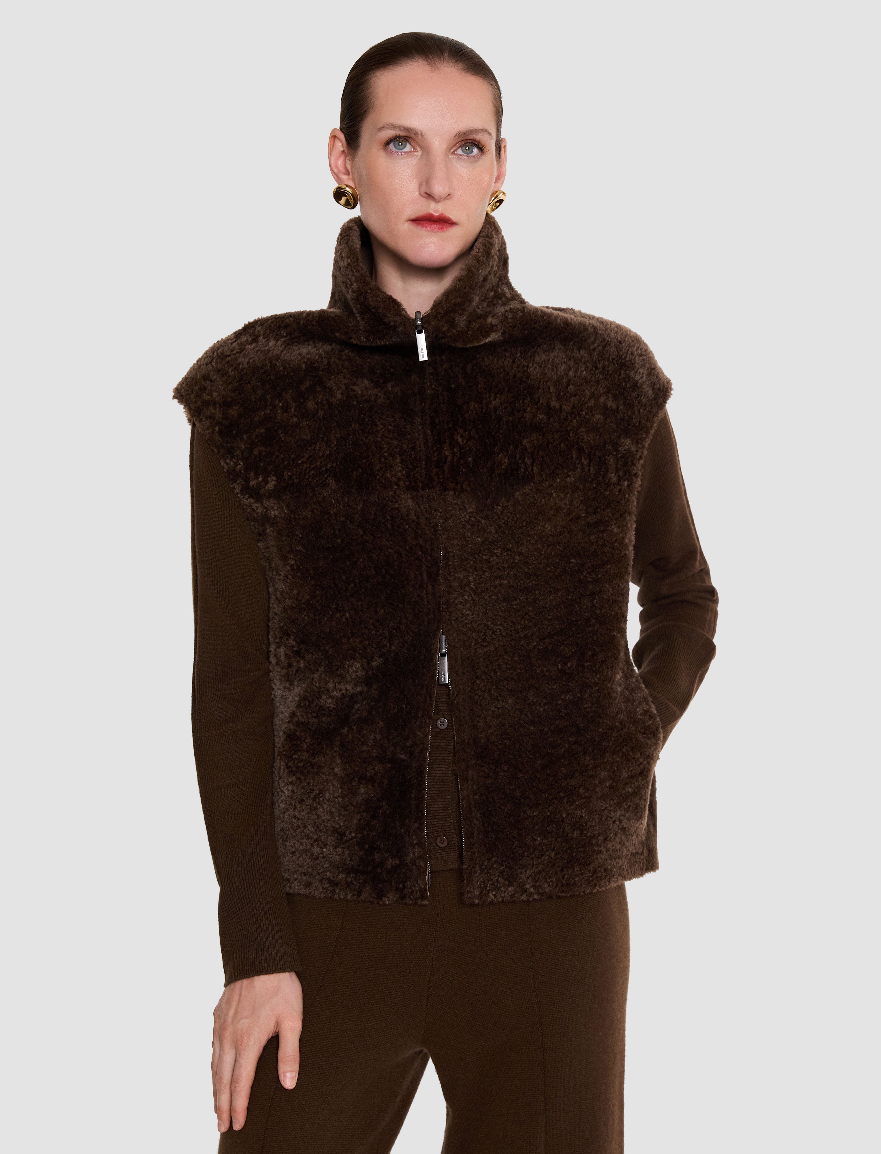 marron-gilet-nico-reversible-en-peau-lainee-texture-JOSEPH