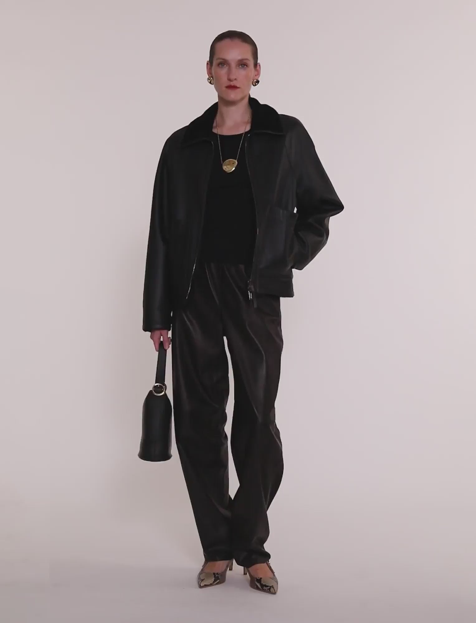noir-veste-kyro-reversible-en-shearling-souple-JOSEPH